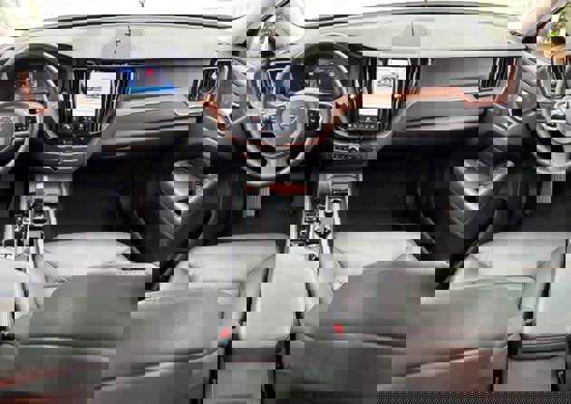 Used 2023 Volvo XC60 B5 Plus image 3