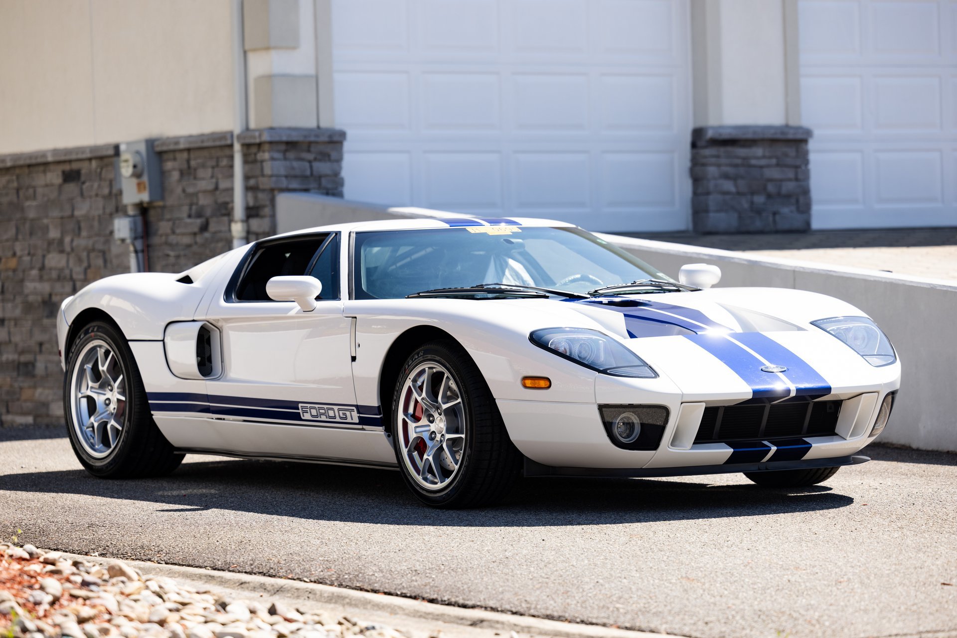 Used 2006 Ford GT RWD image 1