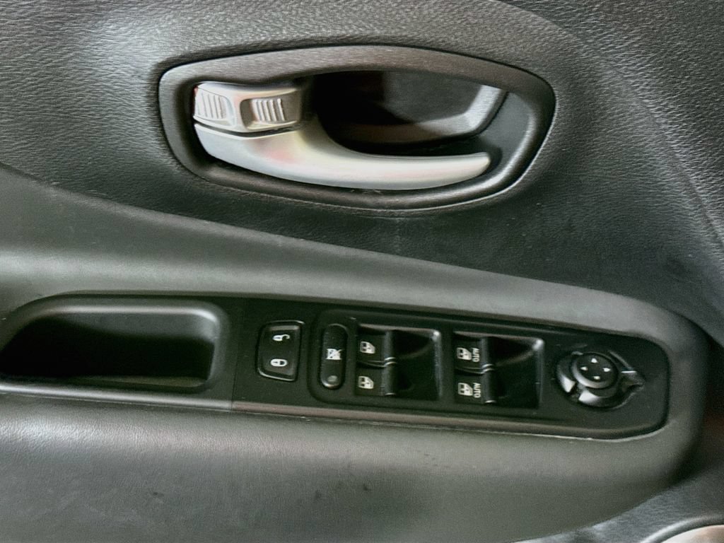 Used 2023 Jeep Renegade Latitude AWD/4WD image 23