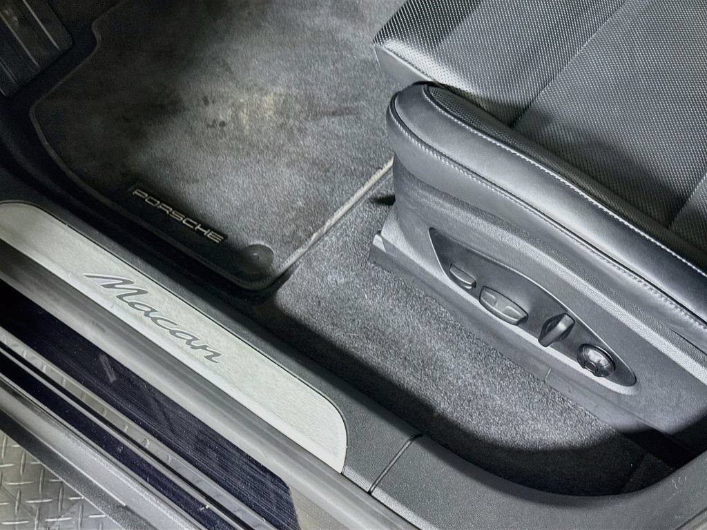 Certified 2025 Porsche Macan Electric RWD image 22