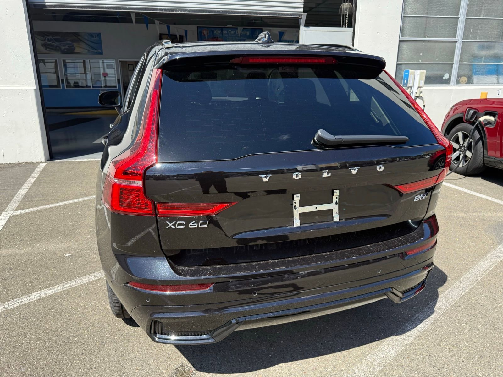 Used 2025 Volvo XC60 B5 Plus image 4