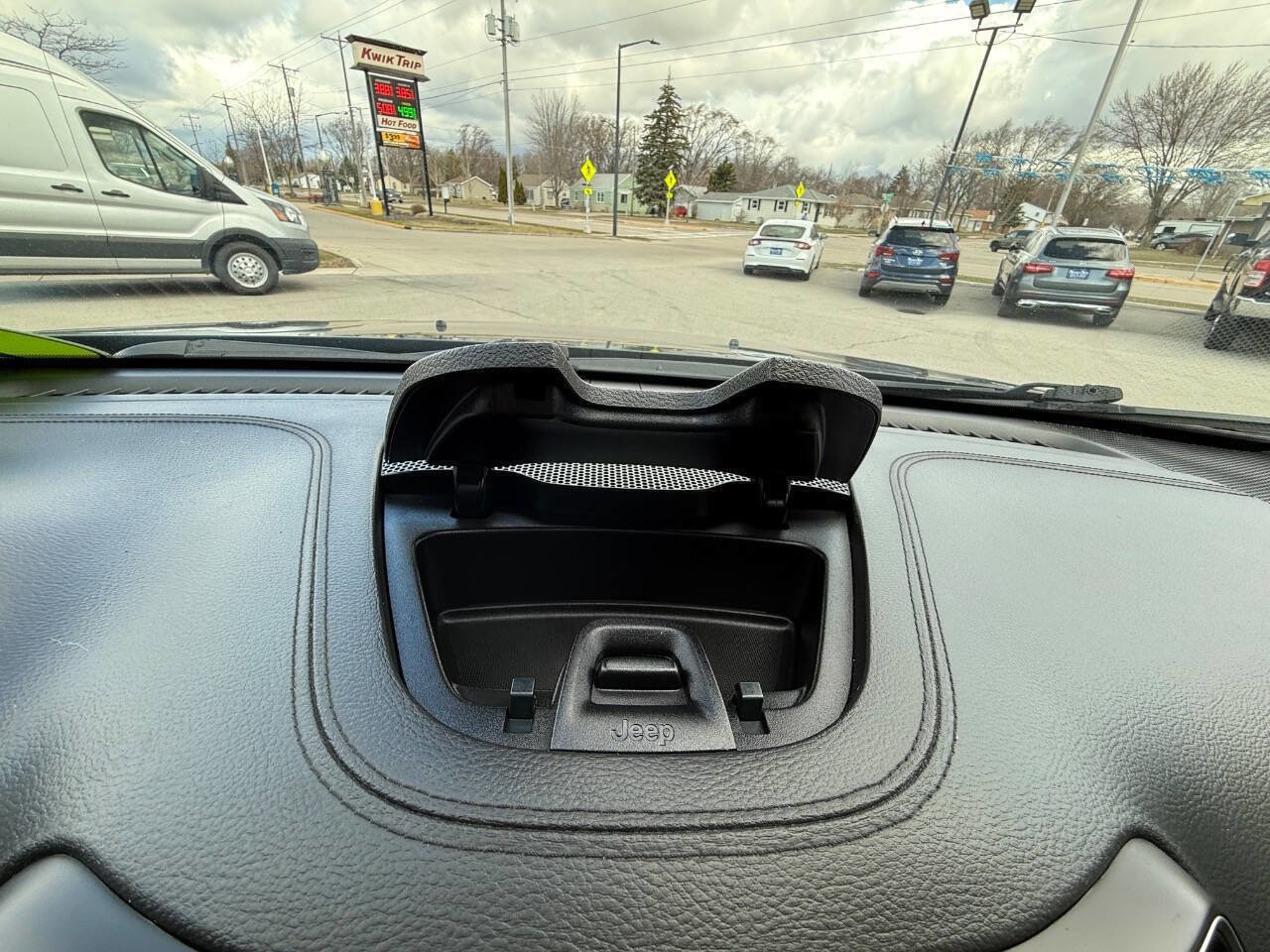 Used 2021 Jeep Cherokee Latitude Plus AWD/4WD image 24