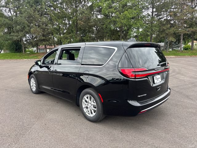 New 2027 Chrysler Pacifica Select w/ Family Tech Group FWD image 4
