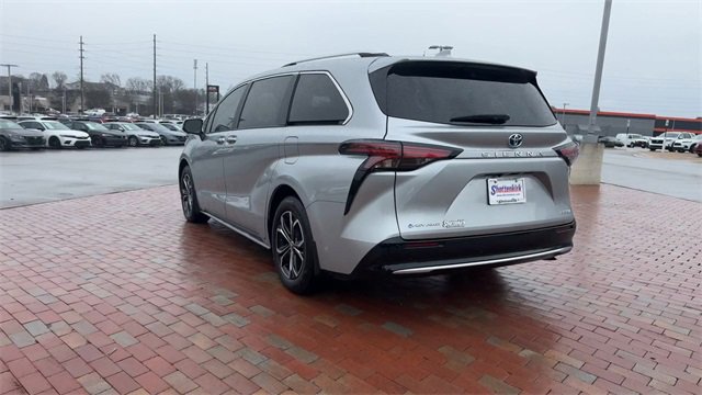 Used 2025 Toyota Sienna Platinum image 9