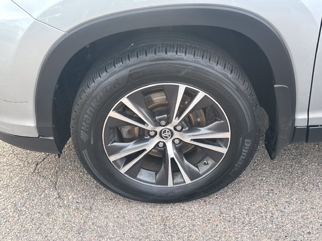 Used 2019 Toyota Highlander LE AWD/4WD image 41
