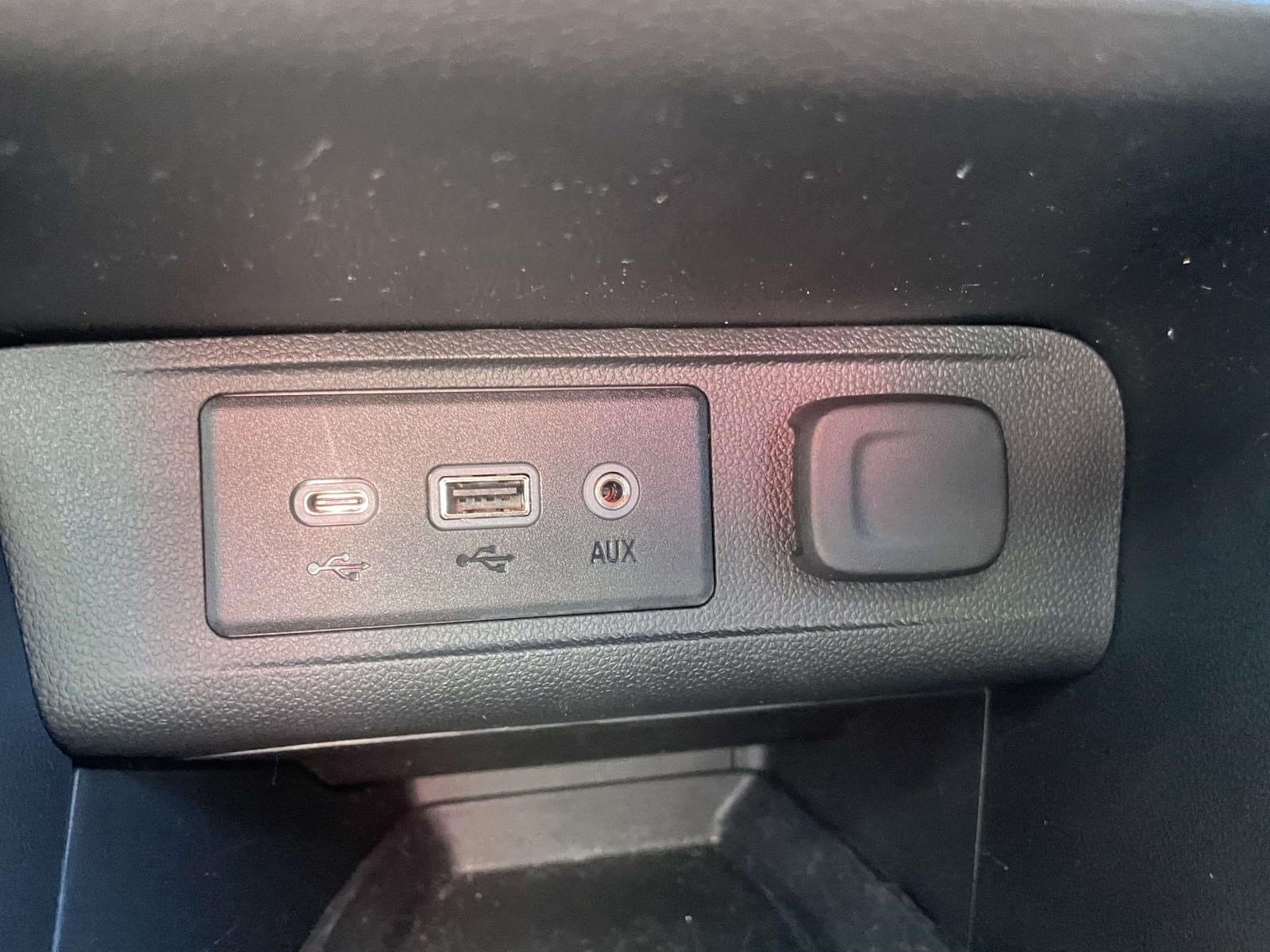 Used 2023 Buick Encore GX Essence w/ Experience Buick Package FWD image 28
