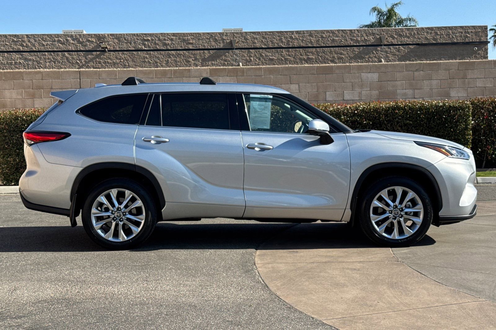 Used 2023 Toyota Highlander Limited FWD image 3