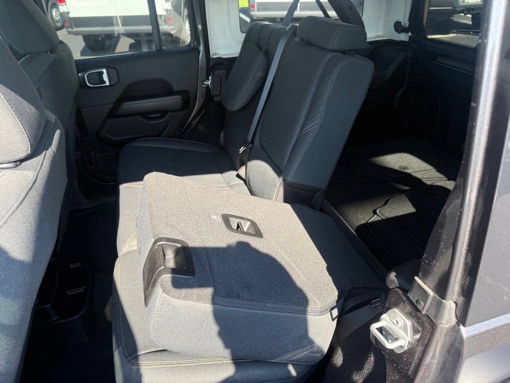 Used 2025 Jeep Wrangler Unlimited Sahara AWD/4WD image 40