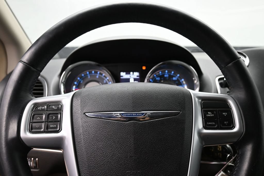 Used 2014 Chrysler Town & Country Touring FWD image 13