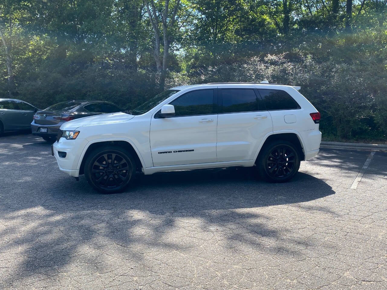 Used 2019 Jeep Grand Cherokee Altitude AWD/4WD image 7