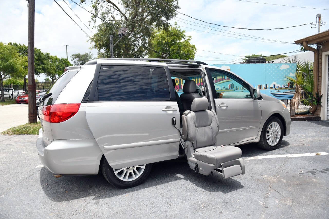Used 2010 Toyota Sienna XLE FWD image 2