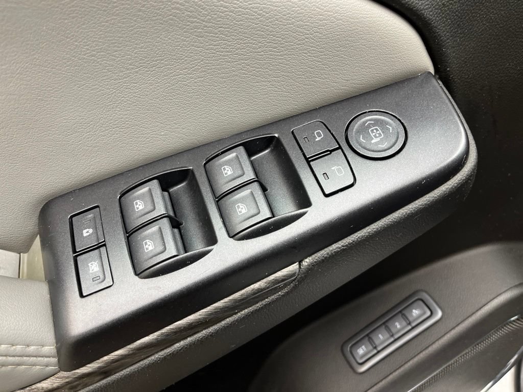 Used 2018 Chevrolet Suburban LT RWD image 29