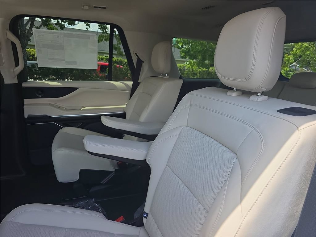 New 2027 Lincoln Navigator Premiere RWD image 14