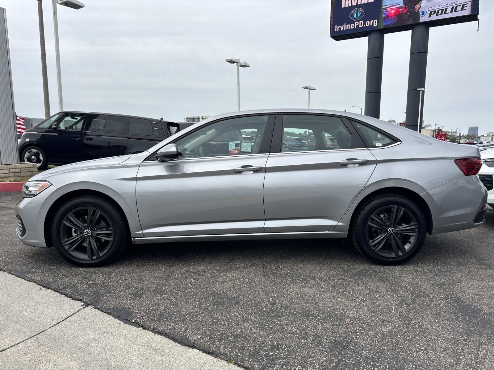 Certified 2022 Volkswagen Jetta SE image 2