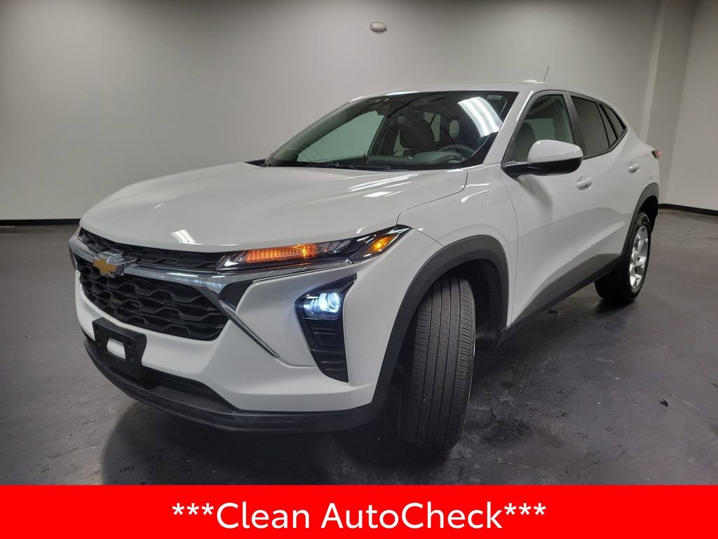 Used 2025 Chevrolet Trax LS w/ LS Convenience Package image 4