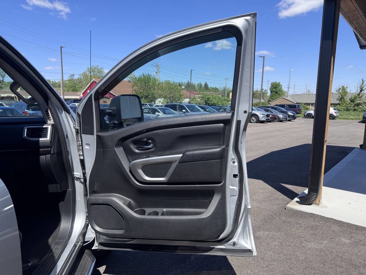 Used 2018 Nissan Titan SV w/ SV Convenience Package AWD/4WD image 16