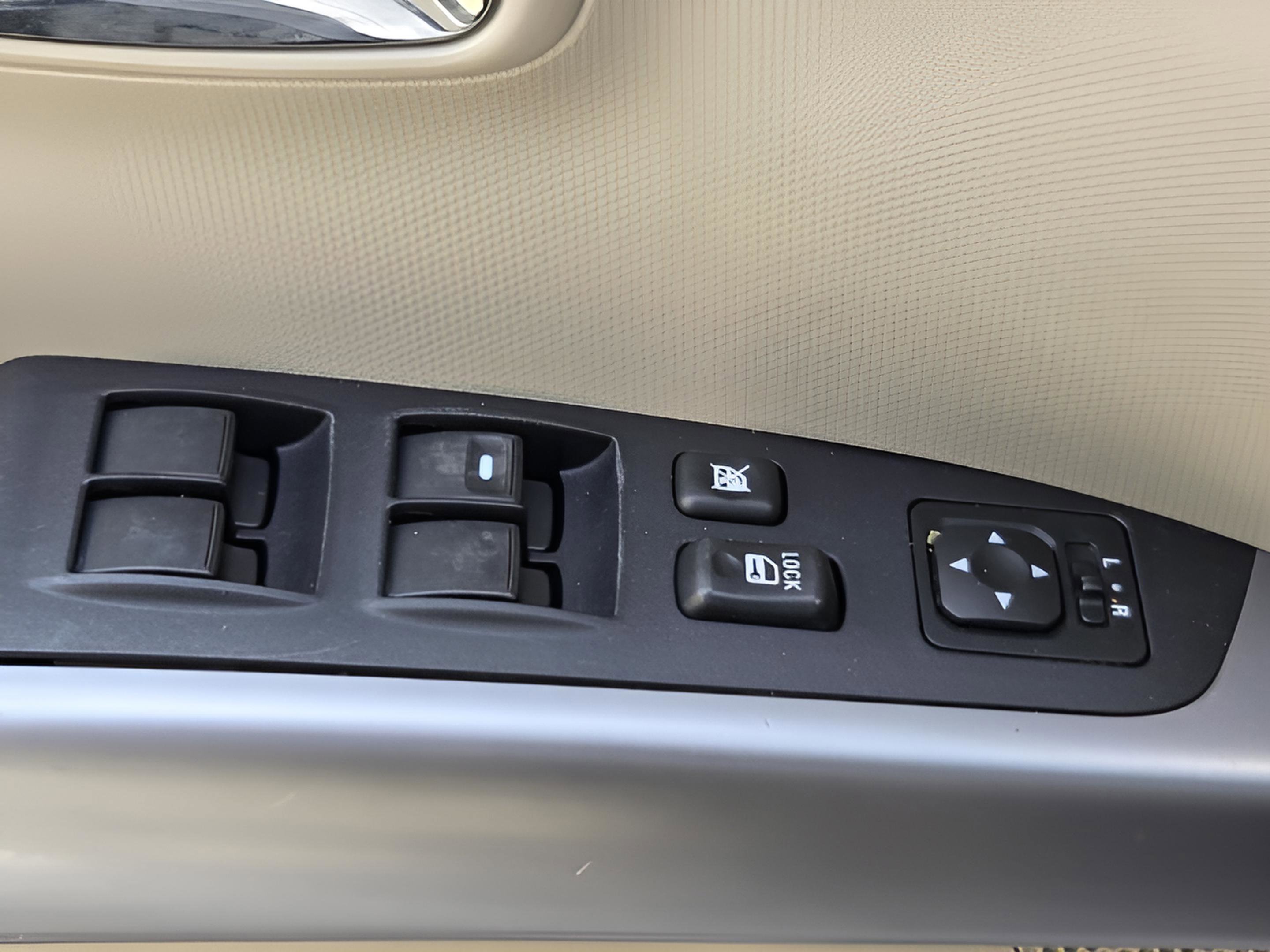 Used 2010 Mitsubishi Outlander XLS image 25