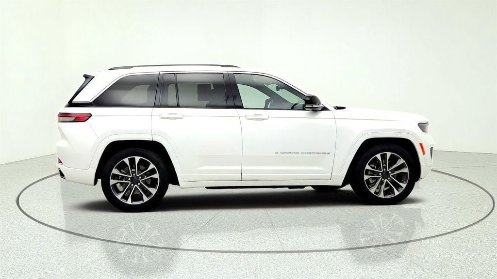 Used 2023 Jeep Grand Cherokee Overland AWD/4WD image 4