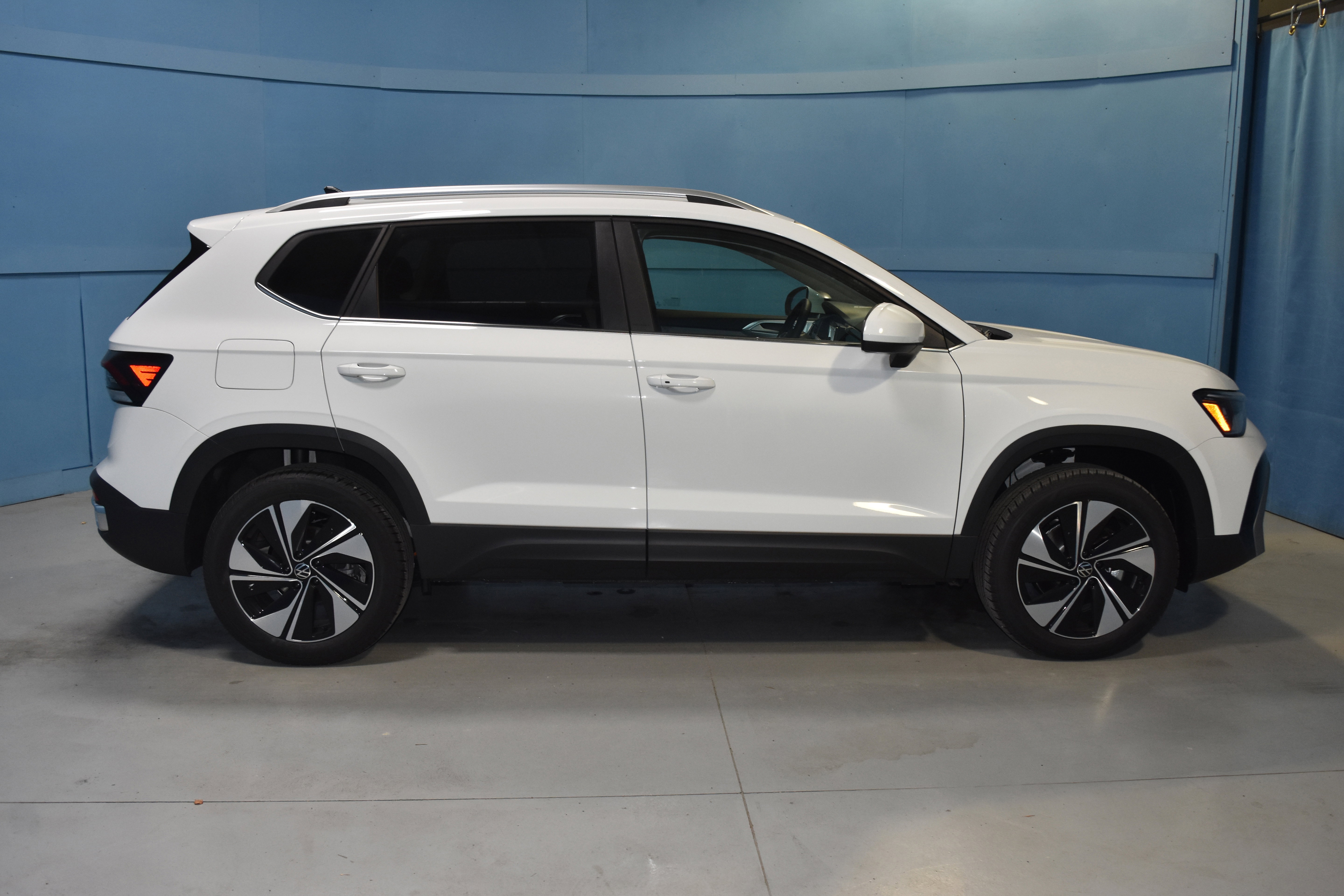 New 2025 Volkswagen Taos SE image 18