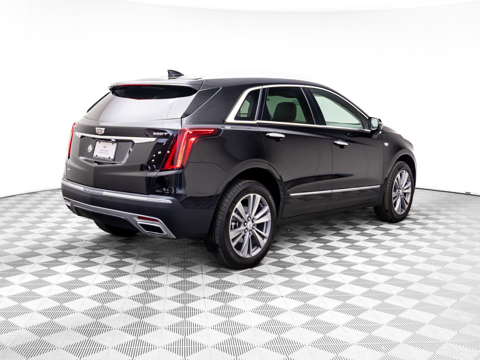 Certified 2025 Cadillac XT5 Premium Luxury w/ LPO, Floor Liner Package AWD/4WD image 5