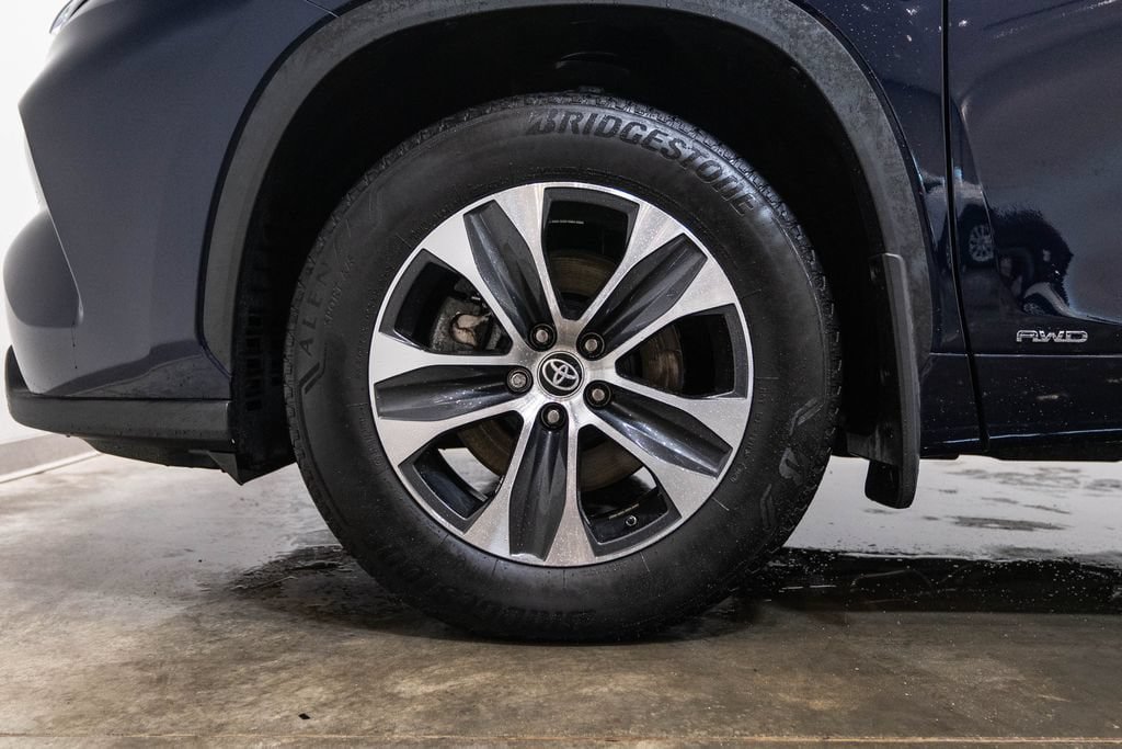 Used 2023 Toyota Highlander XLE AWD/4WD image 11