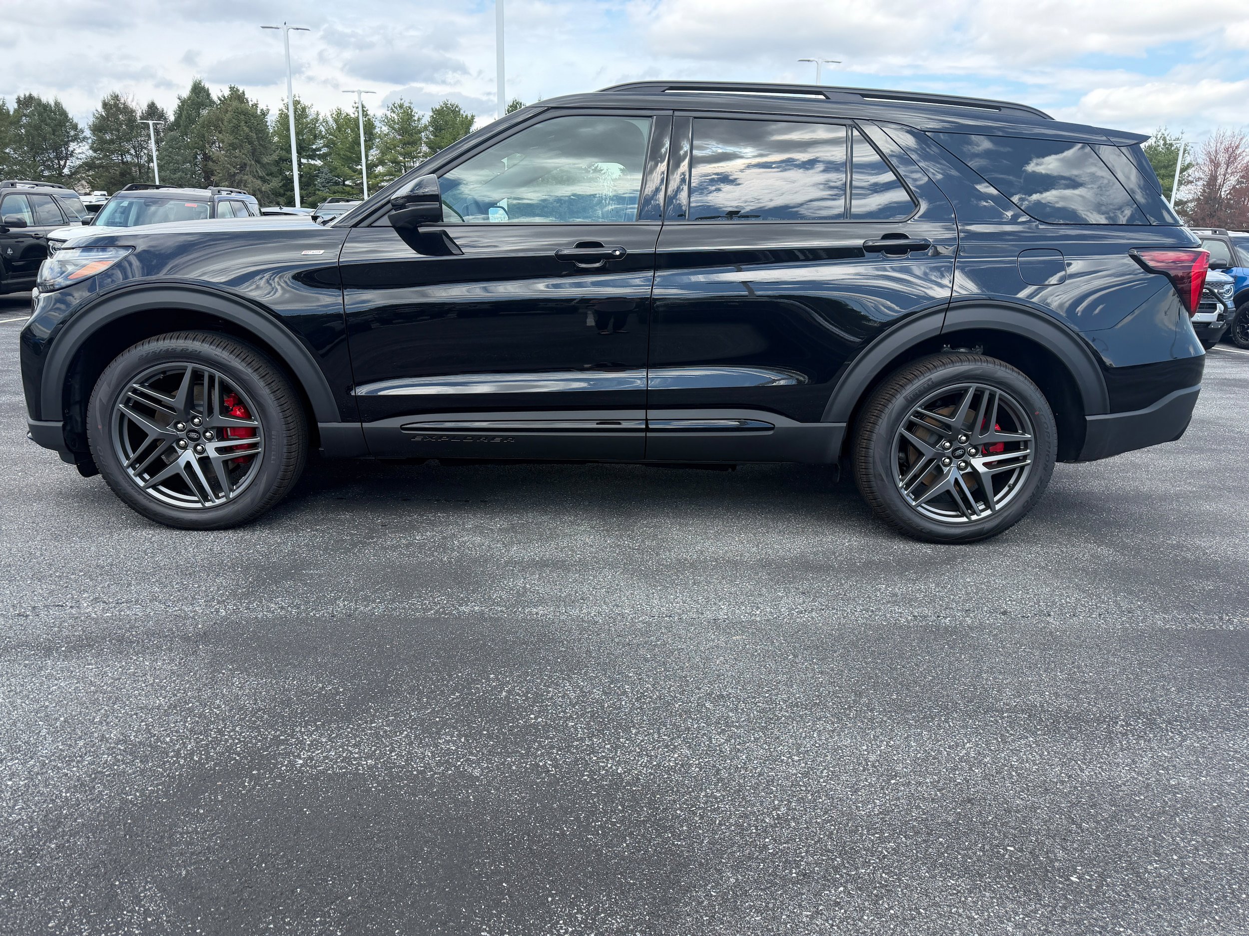 New 2026 Ford Explorer ST-Line w/ ST-Line Street Pack image 9