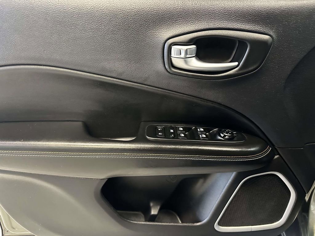 Used 2017 Jeep Compass Sport w/ Cold Weather Group AWD/4WD image 17