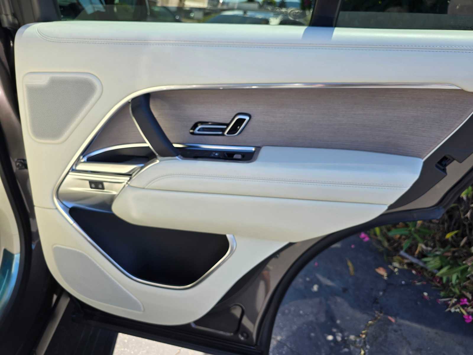 New 2025 Land Rover Range Rover SE image 13