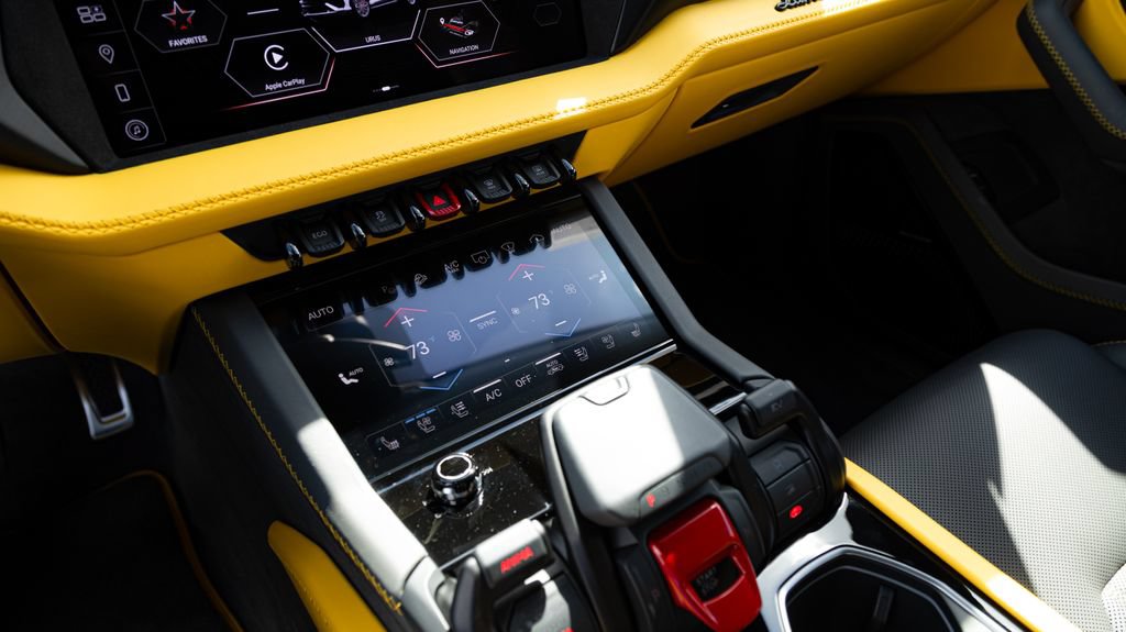 Used 2025 Lamborghini Urus SE AWD/4WD image 24