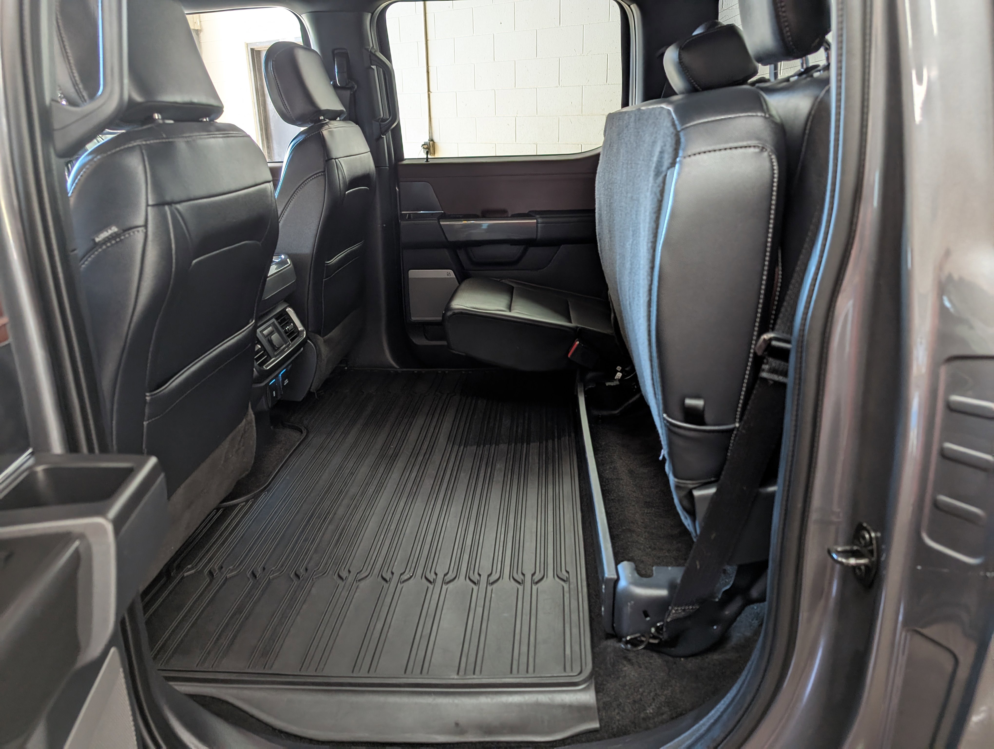 Used 2022 Ford F150 Lariat w/ Equipment Group 502A High image 9