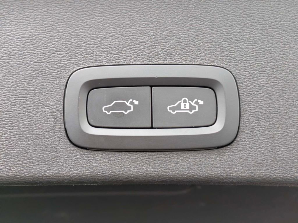 Certified 2023 Volvo XC40 B5 Plus w/ Protection Package Premier AWD/4WD image 15