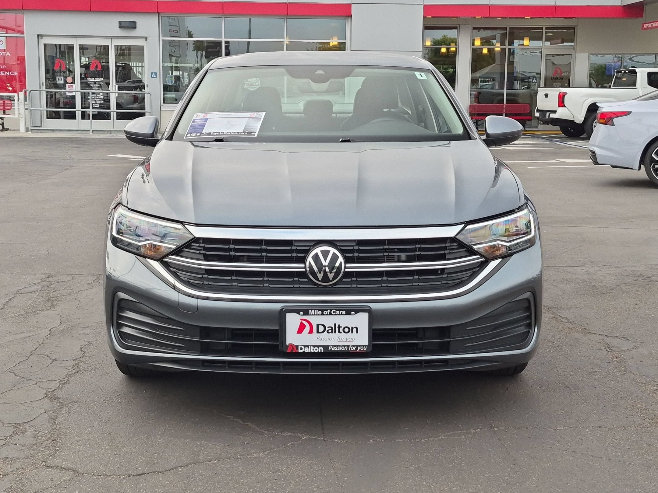 Used 2024 Volkswagen Jetta SE FWD image 3
