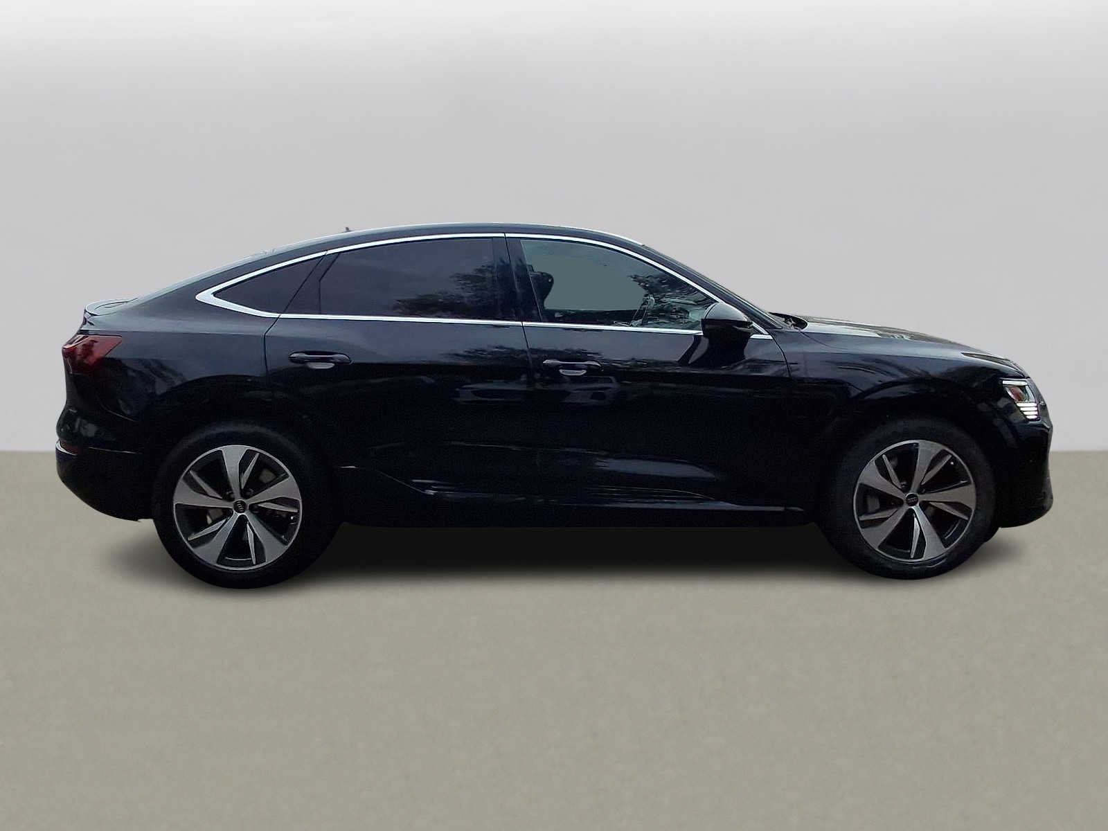 Certified 2024 Audi Q8 e-tron Prestige AWD/4WD image 32