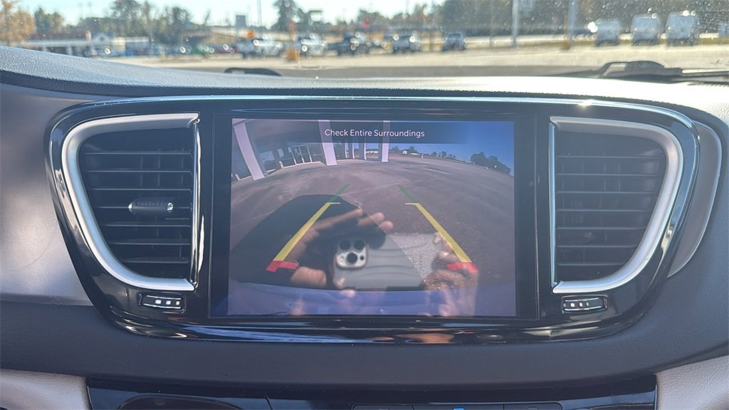 Used 2022 Chrysler Pacifica Touring-L image 25