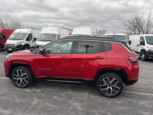 Used 2025 Jeep Compass Limited w/ Elite Group AWD/4WD image 3