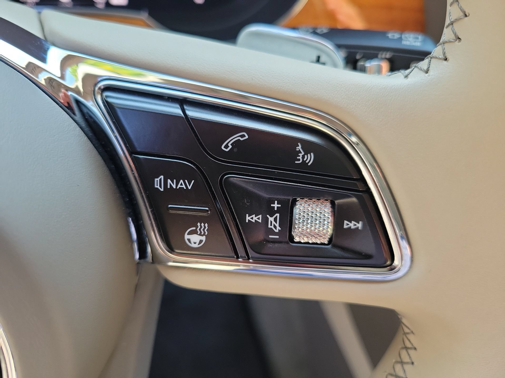 Certified 2023 Bentley Bentayga Plug-In Hybrid AWD/4WD image 36