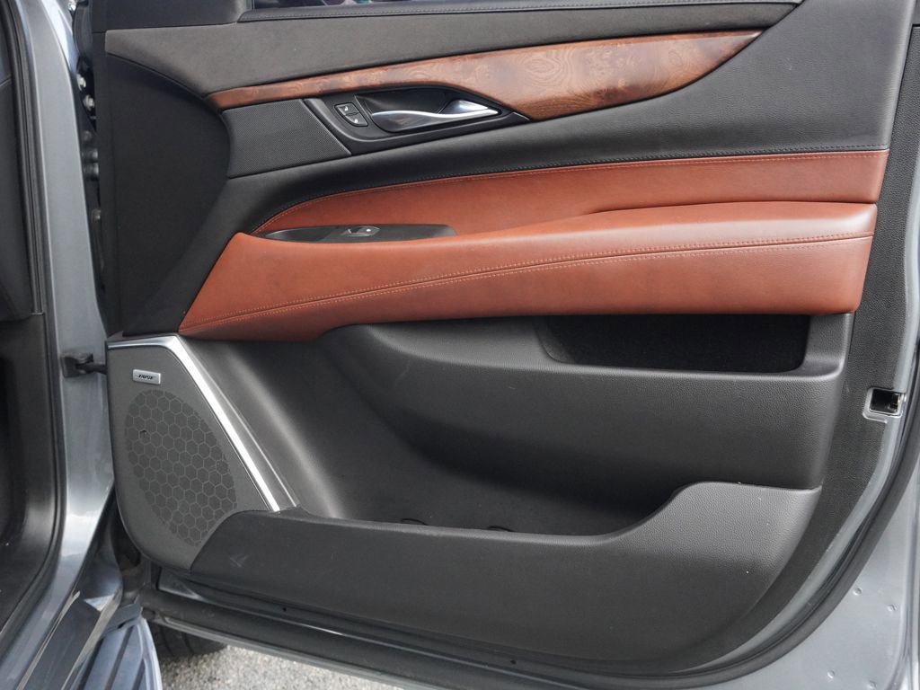 Used 2020 Cadillac Escalade Luxury w/ Escalade Sport Edition AWD/4WD image 28