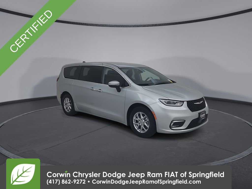 Certified 2023 Chrysler Pacifica Touring-L image 3