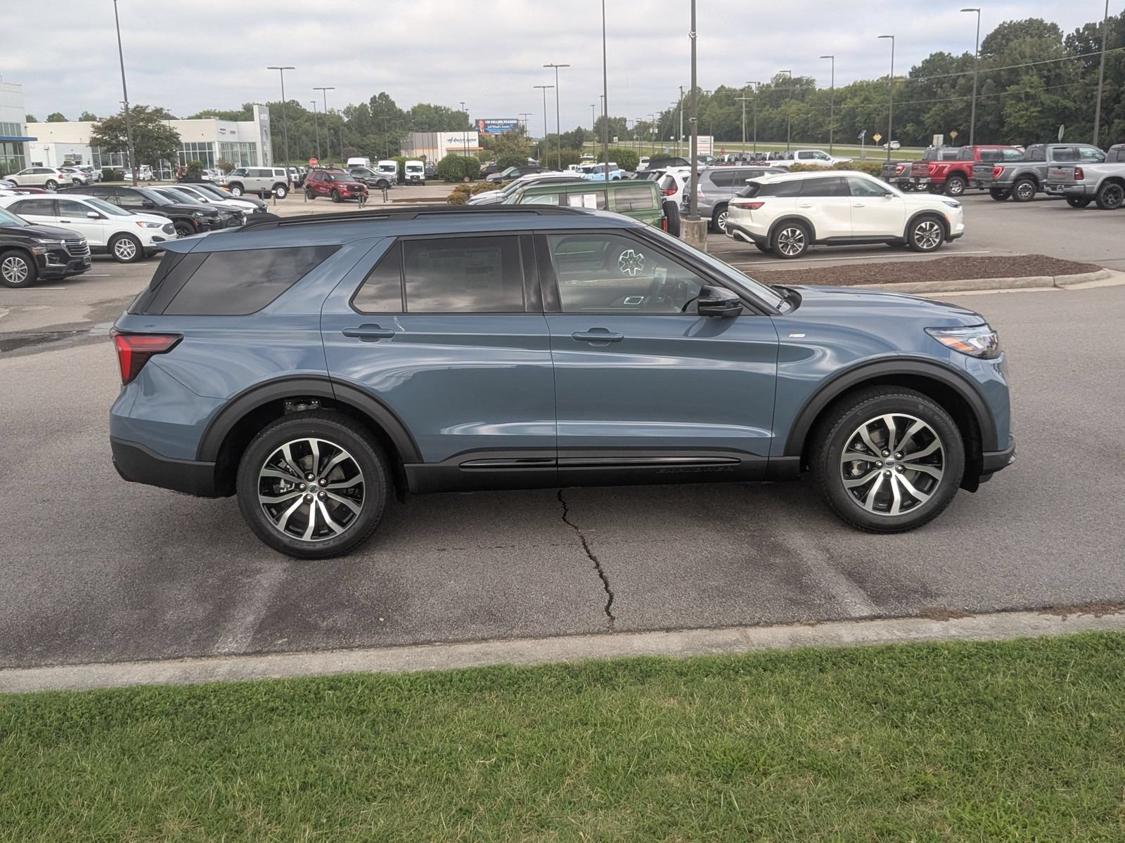 New 2026 Ford Explorer ST-Line AWD/4WD image 2