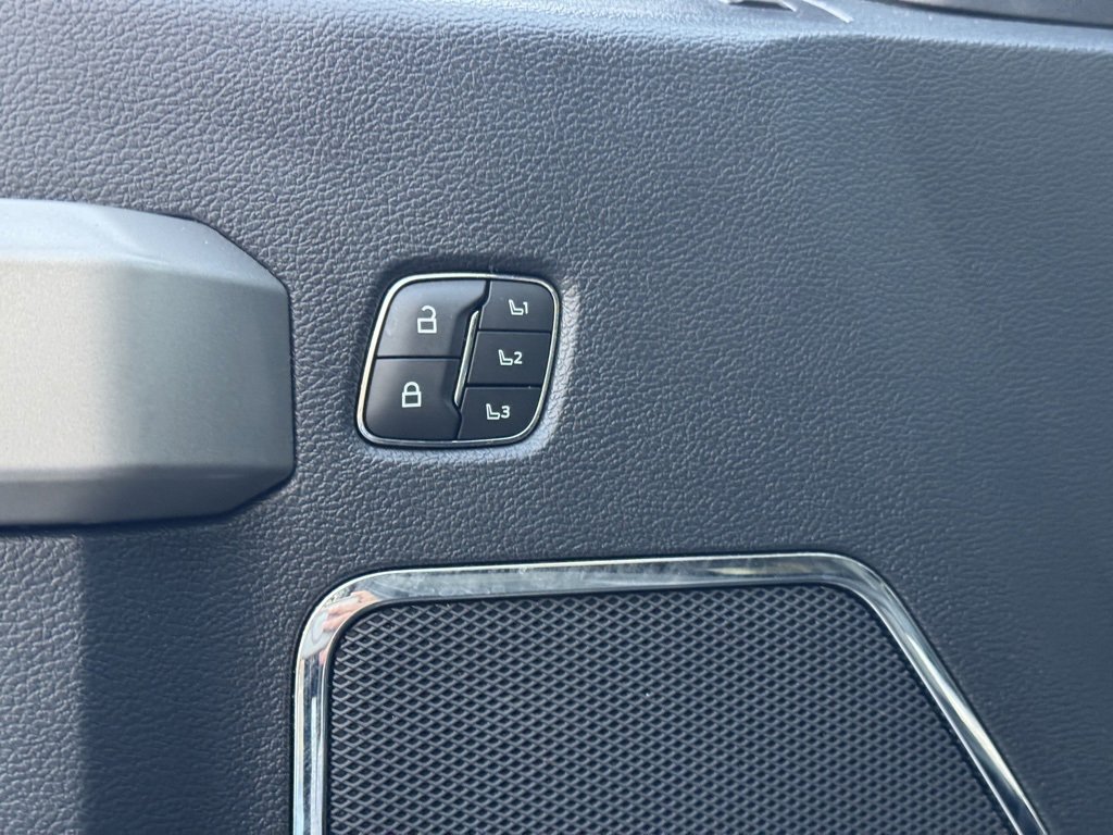 Used 2022 Ford F350 Lariat w/ Black Appearance Package image 11