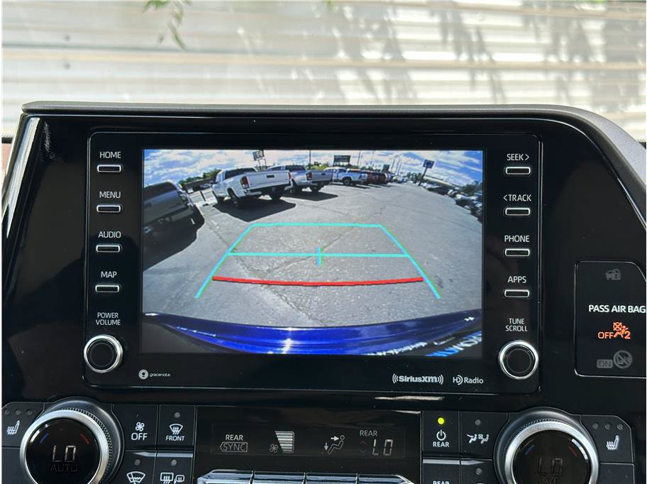 Used 2022 Toyota Highlander XLE AWD/4WD image 26