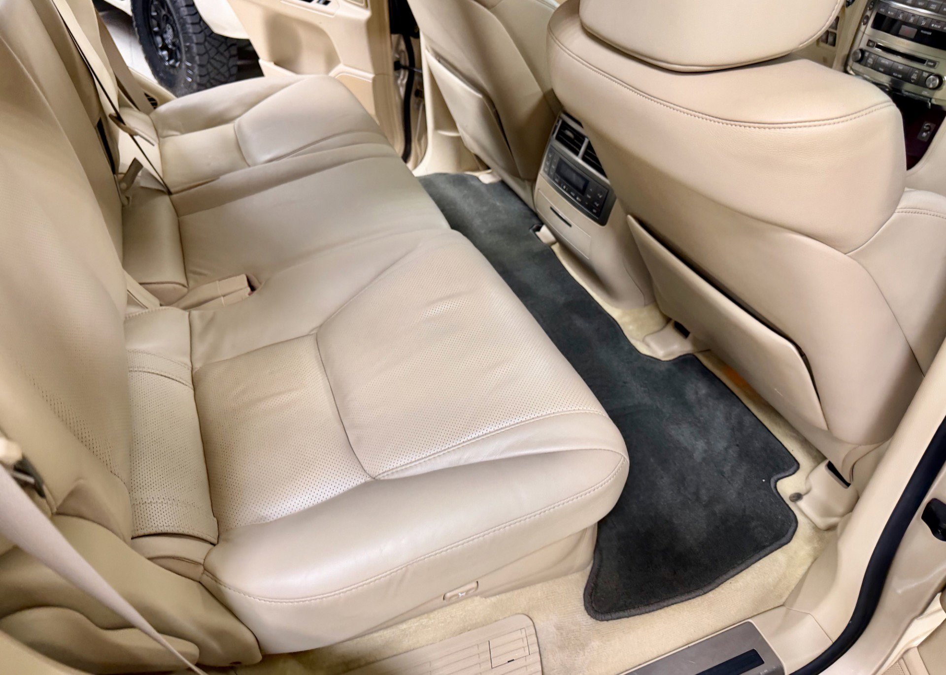 Used 2011 Lexus LX 570 4WD w/ Luxury Pkg w/Pre-crash image 31