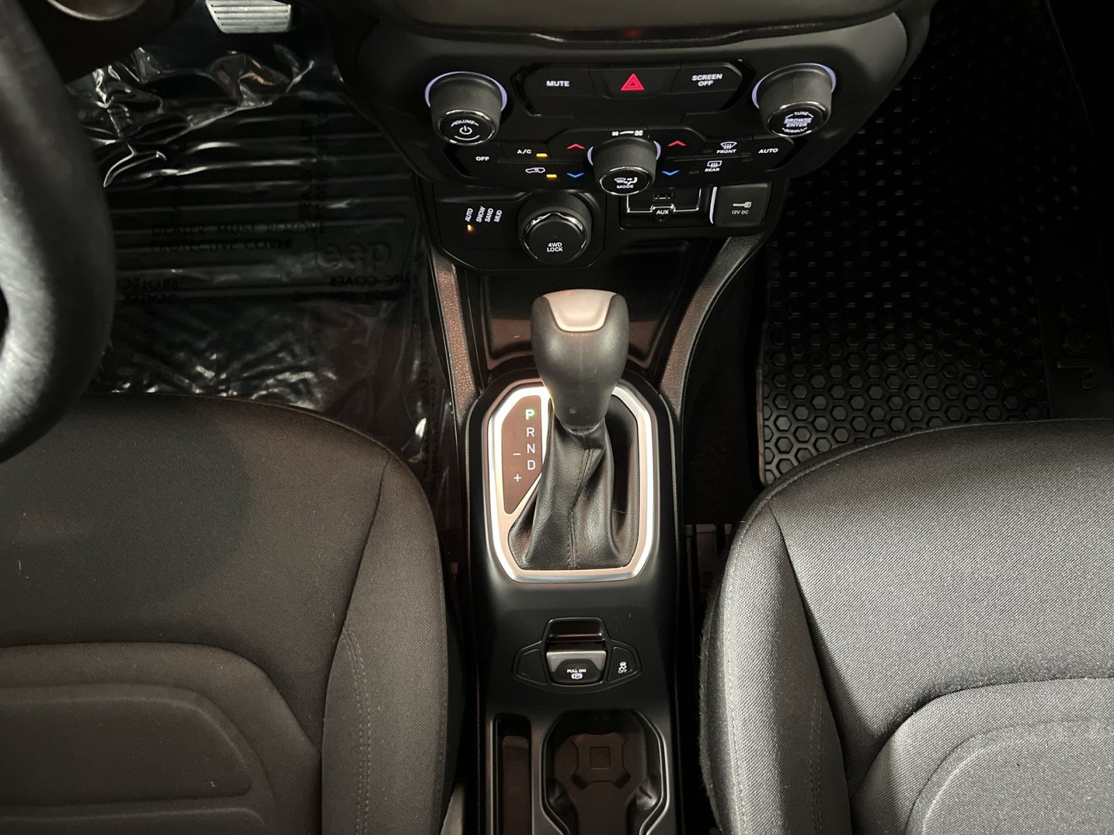 Used 2020 Jeep Renegade Latitude AWD/4WD image 21