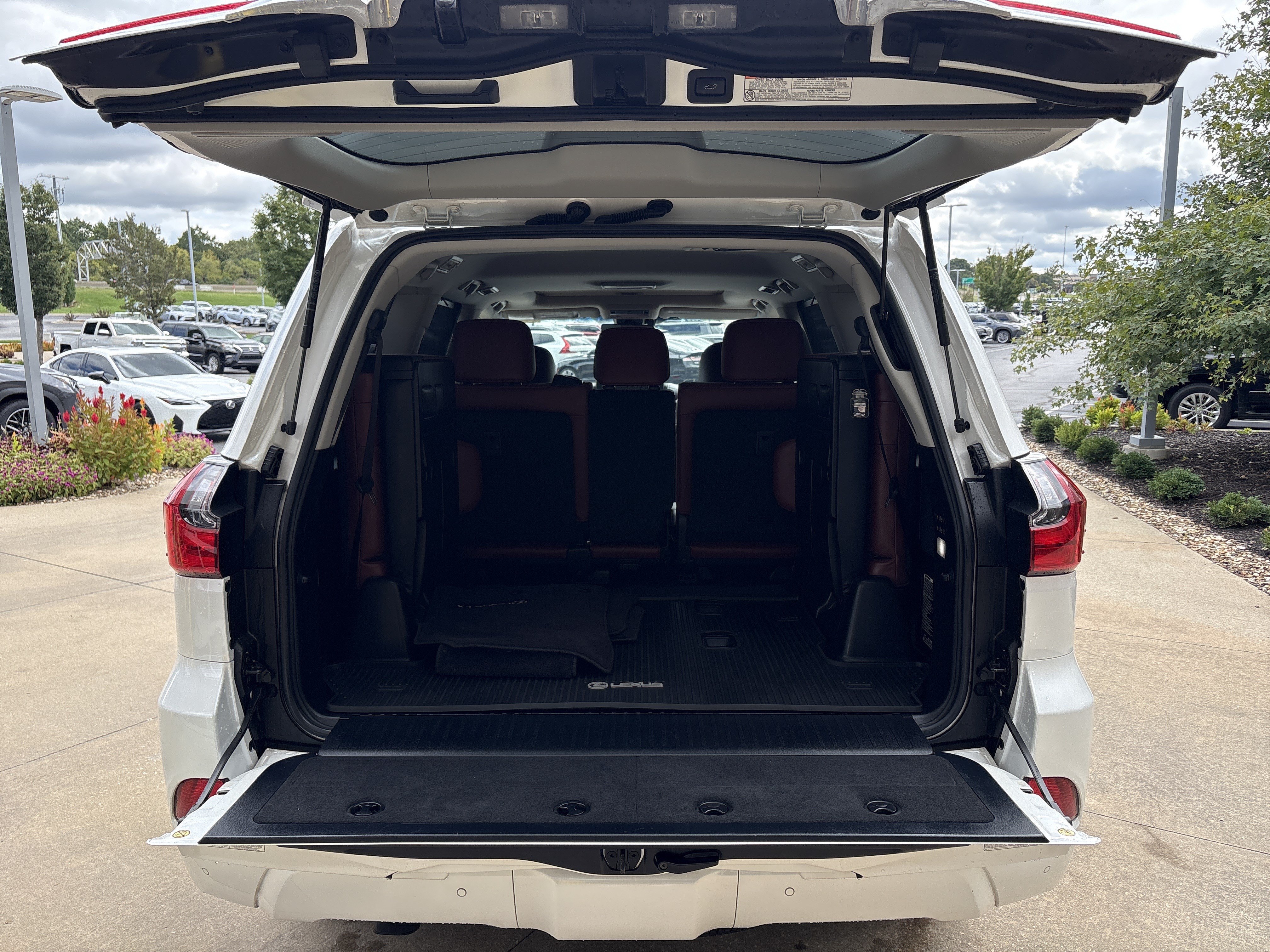 Used 2021 Lexus LX 570 4WD w/ Luxury Package image 32