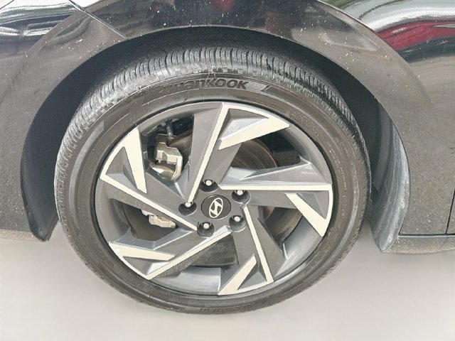 Used 2025 Hyundai Elantra Sport FWD image 30