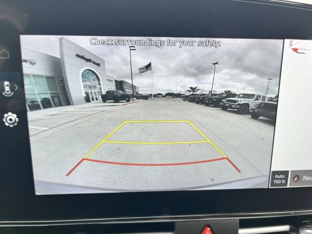 Used 2025 Hyundai Elantra Limited image 12