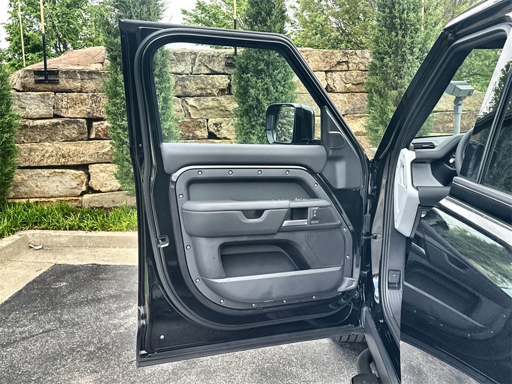 Used 2025 Land Rover Defender 130 X-Dynamic SE image 17