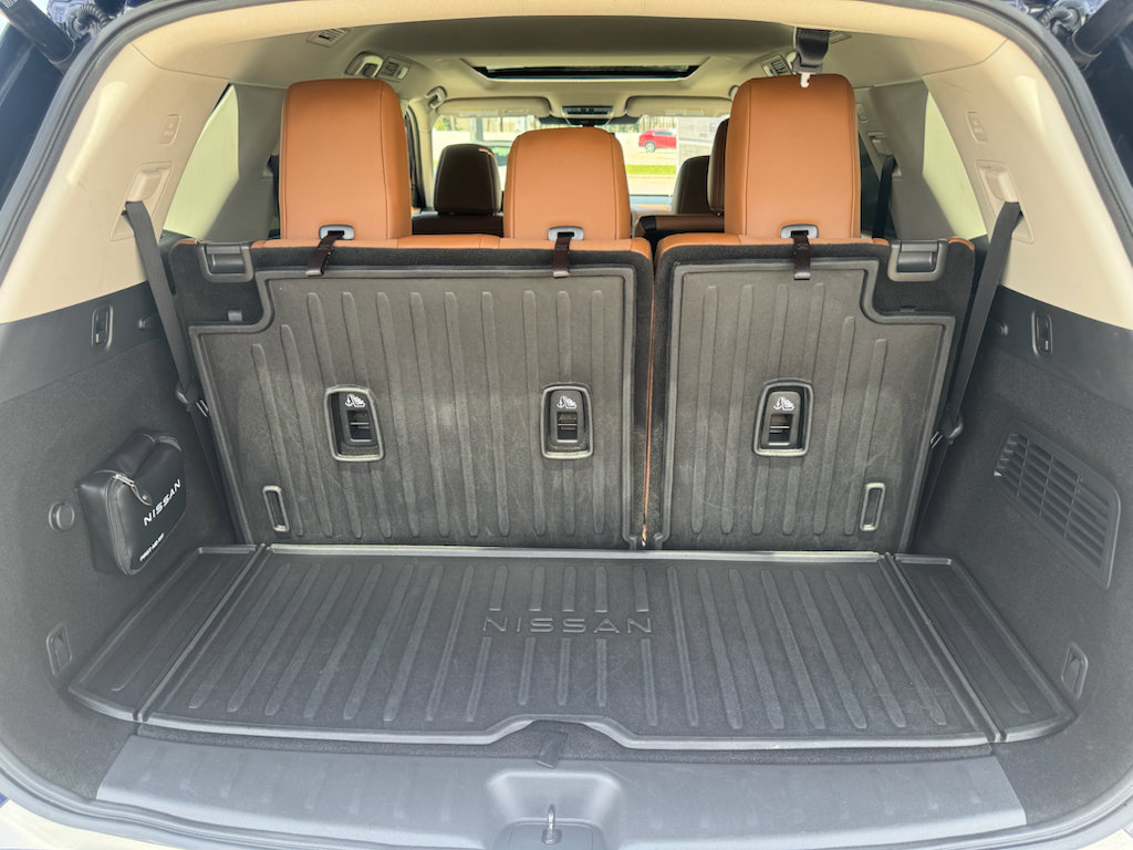 Used 2024 Nissan Pathfinder Platinum w/ Cargo Package FWD image 31