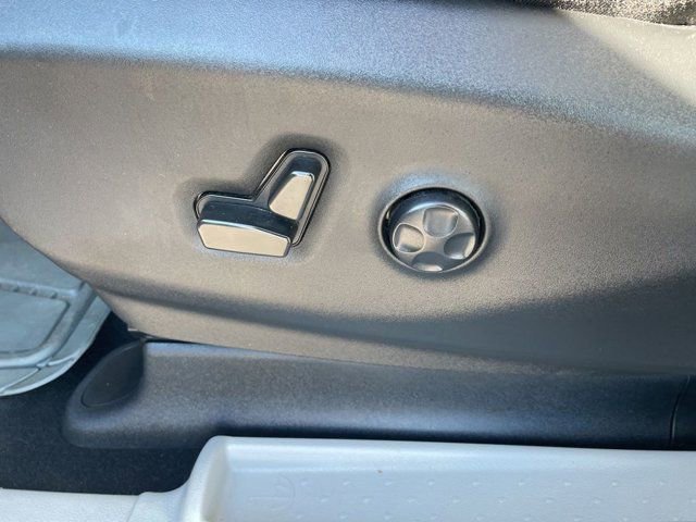 Used 2023 Chrysler Pacifica Touring-L image 9