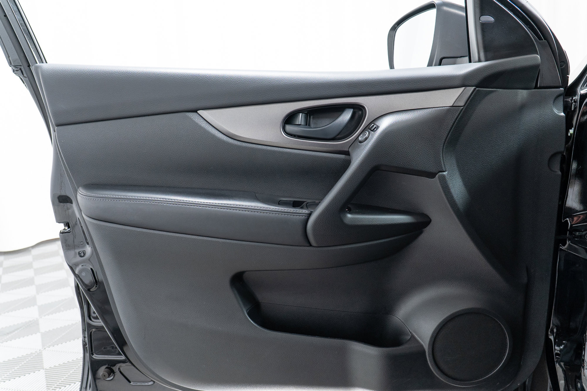 Used 2020 Nissan Rogue Sport S image 11